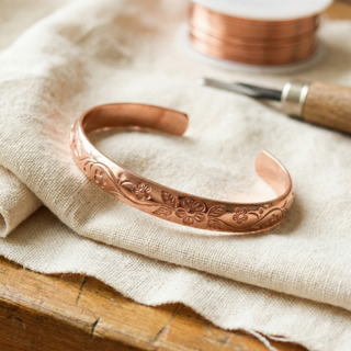 Pulsera de cobre grabada con flores