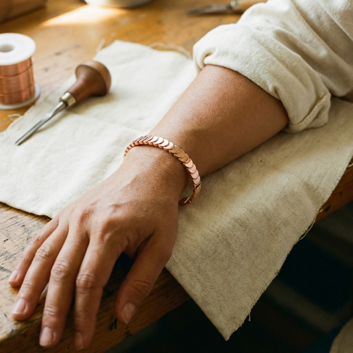 Pulsera de cobre de escamas superpuestas