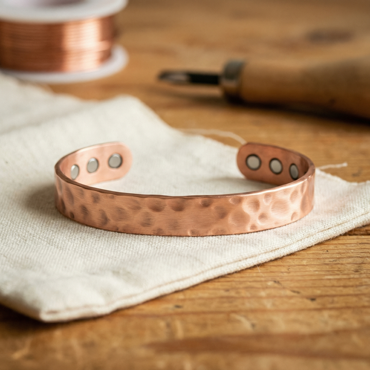 Pulsera de cobre martillado con imanes