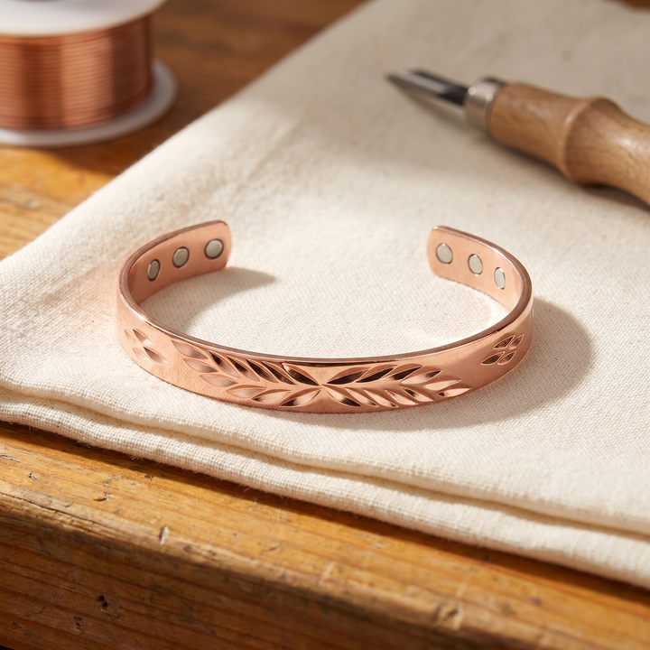 Pulsera de cobre calada con hojas
