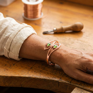 Pulsera de cobre con piedras verdes