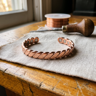 Pulsera de cobre con barra retorcida